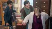 Dr. Talia Jahnka (Gabriela Maria Schmeide, re.) leidet unter einem Hexenschuss: Senta (Anja Franke, li.) und Fred (Christian Kuchenbuch, Mitte) helfen.