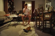 Als Patrick (Lucas Bauer) am Morgen erwacht, findet er die Wohnung im Chaos vor.