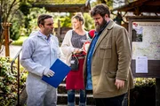 V.l.: Sebastian Loncar (Jonas Laux), Anne Loncar (Jessica Ginkel) und Konrad Behringer (Antoine Monot). Behringer kommt zum Tatort und unterhält sich mit Anne und Basti. V.l.: Sebastian Loncar (Jonas Laux), Anne Loncar (Jessica Ginkel) und Konrad Behringer (Antoine Monot). Behringer kommt zum Tatort und unterhält sich mit Anne und Basti.