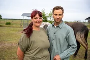 Den Kontakt zu den Eltern abbrechen ist schwer. Für die meisten steht dieser Schritt am Ende von vielen Ereignissen und Erlebnissen. Juliane (l.) spricht mit Leon Windscheid (r.) über ihren Weg zum Kontaktabbruch und wie ihr dieser geholfen hat. Den Kontakt zu den Eltern abbrechen ist schwer. Für die meisten steht dieser Schritt am Ende von vielen Ereignissen und Erlebnissen. Juliane (l.) spricht mit Leon Windscheid (r.) über ihren Weg zum Kontaktabbruch und wie ihr dieser geholfen hat.