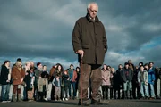 Farmbesitzer Solomon Bevan (Jonathan Pryce) trauert mit den Dorfbewohnern um seinen Enkel Cefin. Farmbesitzer Solomon Bevan (Jonathan Pryce) trauert mit den Dorfbewohnern um seinen Enkel Cefin.
