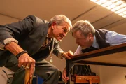 Ausbilder Voss (Götz Otto, l.) sammelt beim Verhör von Hausmeister Harald (Matthias Matschke, r.) Beweise. Ausbilder Voss (Götz Otto, l.) sammelt beim Verhör von Hausmeister Harald (Matthias Matschke, r.) Beweise.