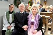 Ergriffen lauschen Martin (David Paryla, l.), Alfons (Sepp Schauer, M.) und Hildegard (Antje Hagen, r.) Nataschas Gesang (im Hintergrund: Komparsen). Ergriffen lauschen Martin (David Paryla, l.), Alfons (Sepp Schauer, M.) und Hildegard (Antje Hagen, r.) Nataschas Gesang (im Hintergrund: Komparsen).