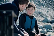 Detective Eric Bull (Rafe Spall, l.) spricht mit James (Osian Emlyn, r.), dem besten Freund des tot aufgefundenen Cefin. Detective Eric Bull (Rafe Spall, l.) spricht mit James (Osian Emlyn, r.), dem besten Freund des tot aufgefundenen Cefin.