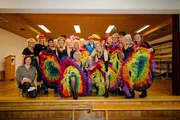 Schmidt Max und (von links), Karin Kaspers, Heidi Ebenhöch, Silvia Piehler, Gisela Weidner, Lisa Donhauser, Sonja Neusinger, Anita Walter, Angelika Butz, Heike Miesbeck, Marion Groher, Johanna Köbler, Elke Walter, Sabine Schatz, Irmi Birner, Claudia Piehler, Gabi Schindler, Inge Gebert und Claudia Irlbacher, Tänzerinnen der Cancan Ladies, in der Turnhalle von Kemnath. Schmidt Max und (von links), Karin Kaspers, Heidi Ebenhöch, Silvia Piehler, Gisela Weidner, Lisa Donhauser, Sonja Neusinger, Anita Walter, Angelika Butz, Heike Miesbeck, Marion Groher, Johanna Köbler, Elke Walter, Sabine Schatz, Irmi Birner, Claudia Piehler, Gabi Schindler, Inge Gebert und Claudia Irlbacher, Tänzerinnen der Cancan Ladies, in der Turnhalle von Kemnath.
