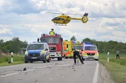Der Rettungshubschrauber „Christoph 22“ hebt ab und bringt einen schwer verletzten Motorradfahrer in eine Klinik. Der Rettungshubschrauber „Christoph 22“ hebt ab und bringt einen schwer verletzten Motorradfahrer in eine Klinik.