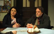 Der &Auml;rger mit den Giftm&uuml;ll-F&auml;ssern bringt Stadlbauer ans Ende seiner Kr&auml;fte. Von links: Monika Vogl (Christine Reimer) und Benedikt Stadlbauer (Andreas Geiss).