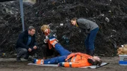 Auf einem Wertstoffhof wird die Leiche des Mitarbeiters Dennis Waletzki (Komparse, r.) unter Gartenabfällen entdeckt. Rechtsmedizinerin Dr. Helene Sturbeck (Katharina Blaschke, 2.v.l.) stellt Schleifspuren an seinen Schuhen fest. Offenbar wurde der Tote erst nach der Tat zum Kompost gebracht. Wer hatte ein Motiv, ihn zu töten? Lars Pöhlmann (Dominic Boeer, l.) und Karoline Joost (Nike Fuhrmann, 2.v.r.) übernehmen den Fall. Auf einem Wertstoffhof wird die Leiche des Mitarbeiters Dennis Waletzki (Komparse, r.) unter Gartenabfällen entdeckt. Rechtsmedizinerin Dr. Helene Sturbeck (Katharina Blaschke, 2.v.l.) stellt Schleifspuren an seinen Schuhen fest. Offenbar wurde der Tote erst nach der Tat zum Kompost gebracht. Wer hatte ein Motiv, ihn zu töten? Lars Pöhlmann (Dominic Boeer, l.) und Karoline Joost (Nike Fuhrmann, 2.v.r.) übernehmen den Fall.