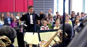 Lukas gibt dem Orchester mit vollem Körpereinsatz den Takt vor, als hätte er noch nie etwas anderes gemacht. Lukas ist hoch konzentriert bei solch einem großen Auftritt mit großem Publikum. Lukas gibt dem Orchester mit vollem Körpereinsatz den Takt vor, als hätte er noch nie etwas anderes gemacht. Lukas ist hoch konzentriert bei solch einem großen Auftritt mit großem Publikum.
