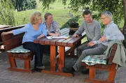 v.li. Bea (Christiane Brammer), Evelyn (Catharina Kottmeier), Markus (Sebastian Mirow) und Karl (Peter Schell) besprechen die Pläne zur Molkerei. v.li. Bea (Christiane Brammer), Evelyn (Catharina Kottmeier), Markus (Sebastian Mirow) und Karl (Peter Schell) besprechen die Pläne zur Molkerei.