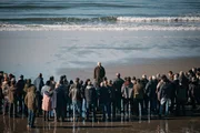 Die Dorfbewohner versammeln sich am Strand, um des tot aufgefundenen Cefins zu gedenken. Sein Großvater Solomon Bevan (Jonathan Pryce) hält eine Rede. Die Dorfbewohner versammeln sich am Strand, um des tot aufgefundenen Cefins zu gedenken. Sein Großvater Solomon Bevan (Jonathan Pryce) hält eine Rede.