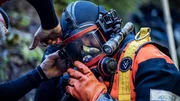 Paul Richardson hilft Scott Allen bei der Vorbereitung auf den Tauchgang. Paul Richardson hilft Scott Allen bei der Vorbereitung auf den Tauchgang.