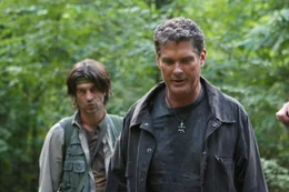 Auf der Jagd nach einer riesigen, genmanipulierten Anakonda: Hammett (David Hasselhoff, r.) und Peter (Zoltan Butuc, l.) ...