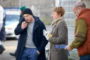 Kommissar Simmel (Hinnerk Schönemann, l.), Marie Brand (Mariele Millowitsch, M.) und der Verkäufer des Spielwarenladens (Heinrich Cuipers, r.) versuchen die jungen Zeugen mit Walkie-Talkies und Kakao zu ködern. Kommissar Simmel (Hinnerk Schönemann, l.), Marie Brand (Mariele Millowitsch, M.) und der Verkäufer des Spielwarenladens (Heinrich Cuipers, r.) versuchen die jungen Zeugen mit Walkie-Talkies und Kakao zu ködern.