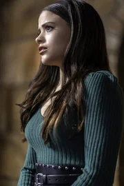 Maggie Vera (Sarah Jeffery) Maggie Vera (Sarah Jeffery)