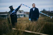 Detective Eric Bull (Rafe Spall) nimmt den Fundort der Leiche in Augenschein. Detective Eric Bull (Rafe Spall) nimmt den Fundort der Leiche in Augenschein.