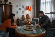 Mina Amiri (Jasmin Tabatabai, l.) und Alexander von Tal (Aleksandar Radenković, r.) konfrontieren Christine Feldmann (Ricke Eckermann, M.) damit, dass sie gelogen hat.