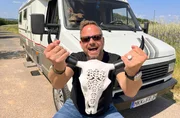 Friso Richter ist mit Wohnmobil 'Pamela' auf dem größten Metal-Festival der Welt um Fans mit ihren Unterkünften und den Festival-Campingplatz kennenzulernen. Friso Richter ist mit Wohnmobil 'Pamela' auf dem größten Metal-Festival der Welt um Fans mit ihren Unterkünften und den Festival-Campingplatz kennenzulernen.