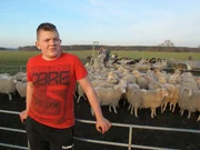 Hannes lebt im brandenburgischen Möllendorf auf einem Bauernhof. Fast täglich hilft er seinem Vater bei der Arbeit mit rund 600 Schafen. Hannes lebt im brandenburgischen Möllendorf auf einem Bauernhof. Fast täglich hilft er seinem Vater bei der Arbeit mit rund 600 Schafen.