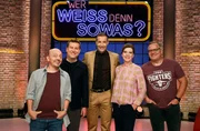 Moderator Kai Pflaume (M.) und seine Rateteam-Kapit&auml;ne Bernhard Ho&euml;cker (l.) und Elton (r.) begr&uuml;&szlig;en in dieser Sendung den Tagesschau-Chefsprecher Jens Riewa (2.v.l.) und die Tagesschau-Sprecherin Susanne Daubner (2.v.r.).