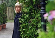 Charlotte (Mona Seefried) beobachtet gespannt, ob Gorans Täuschungsmanöver gegen Doris aufgeht. Charlotte (Mona Seefried) beobachtet gespannt, ob Gorans Täuschungsmanöver gegen Doris aufgeht.