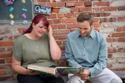 Psychologe Leon Windscheid (r.) trifft Juliane (l.). Sie hat den Kontakt zu ihren Eltern abgebrochen. Das war keine schnelle Entscheidung, sondern ein langwieriger und psychisch anstrengender Prozess. Psychologe Leon Windscheid (r.) trifft Juliane (l.). Sie hat den Kontakt zu ihren Eltern abgebrochen. Das war keine schnelle Entscheidung, sondern ein langwieriger und psychisch anstrengender Prozess.