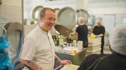 Kantinenleiter S&oslash;ren Buhl (l.) in der Gro&szlig;k&uuml;che von &bdquo;EAT&ldquo;