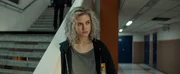 Ester (Maja Johanna Englander) glaubt an eine Verschwörung. Ester (Maja Johanna Englander) glaubt an eine Verschwörung.