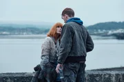 Jackie (Kelly Reilly, l.) und Dylan (Harry Lawtey, r.) sind heimlich liiert. Jackie (Kelly Reilly, l.) und Dylan (Harry Lawtey, r.) sind heimlich liiert.