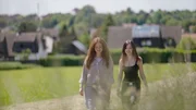 Amelie bei einem Spaziergang mit ihrer Betreuerin Amelie bei einem Spaziergang mit ihrer Betreuerin