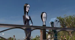 Morticia Addams (l.) und Wednesday Addams (r.)   +++ Die Verwendung des sendungsbezogenen Materials ist nur mit dem Hinweis und Verlinkung auf RTL+ gestattet. +++