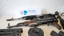 Die Polizei Gelsenkirchen hat Waffen bei einer Clan-Razzia sichergestellt.