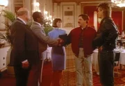 Der Vize-Präsident Mantu (Roger Aaron Brown, 2.v.l.) begrüßt Dalton (Bruce McGill, 2.v.r.) und MacGyver (Richard Dean Anderson, r.). Der Vize-Präsident Mantu (Roger Aaron Brown, 2.v.l.) begrüßt Dalton (Bruce McGill, 2.v.r.) und MacGyver (Richard Dean Anderson, r.).