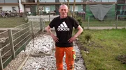 Weil die Gärten der gelben Reihenhäuser ohnehin mit neuen Zäunen versehen werden und deshalb Aufräumarbeiten anstanden, hat Florian das zum Anlass genommen, auch selbst im Außenbereich noch mal etwas zu verändern. Weil die Gärten der gelben Reihenhäuser ohnehin mit neuen Zäunen versehen werden und deshalb Aufräumarbeiten anstanden, hat Florian das zum Anlass genommen, auch selbst im Außenbereich noch mal etwas zu verändern.