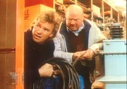 MacGyver (Richard Dean Anderson, l.) und Pete (Dana Elcar, r.) versuchen, die Terroristen aufzuhalten. MacGyver (Richard Dean Anderson, l.) und Pete (Dana Elcar, r.) versuchen, die Terroristen aufzuhalten.
