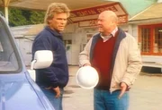 MacGyver (Richard Dean Anderson, l.) und Pete (Dana Elcar, r.) entdecken eine Spur. MacGyver (Richard Dean Anderson, l.) und Pete (Dana Elcar, r.) entdecken eine Spur.