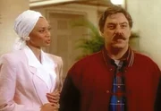 Edith (Cindy James Gossett, l.), die Frau des Vize-Präsident Mantu, versucht Dalton (Bruce McGill, r.) für ihre Zwecke einzuspannen. Edith (Cindy James Gossett, l.), die Frau des Vize-Präsident Mantu, versucht Dalton (Bruce McGill, r.) für ihre Zwecke einzuspannen.