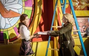 Ginger Sweet (Melia Kreiling, l.); Margaret Monreaux (Kim Cattrall, r.) Ginger Sweet (Melia Kreiling, l.); Margaret Monreaux (Kim Cattrall, r.)