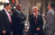 Wenn es um den B&uuml;rgermeister Winston (Barry Bostwick, 2.v.r.) geht, sind Paul (Richrd Kind, l.), Carter (Michael Boatman, 2.v.l.) und Stuart (Alan Ruck, r.) immer f&uuml;r einen kleinen Scherz zu haben.