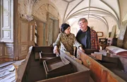 Christina von Ahlefeldt und Knut Splett-Henning machen Schloss Lüssow scheibchenweise bewohnbar. Die ersten Möbel sind da. Christina von Ahlefeldt und Knut Splett-Henning machen Schloss Lüssow scheibchenweise bewohnbar. Die ersten Möbel sind da.