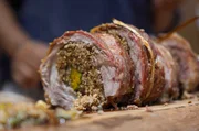 Cinavu, ein Gericht aus Schweinefleisch, Taro und Gem&uuml;se, hat seinen Ursprung in den Bergen Taiwans und geht auf das indigene Volk der Paiwan zur&uuml;ck.