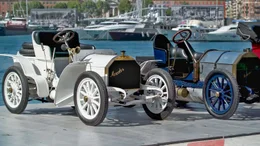 Der historische Mercedes Ph&ouml;nix, ausgestellt am Hafen von Nizza.