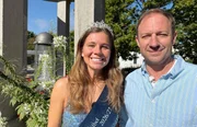 Moderator Tobias Kämmerer mit Quellenkönigin Laura I, Bad Vilbel 2026/27. Moderator Tobias Kämmerer mit Quellenkönigin Laura I, Bad Vilbel 2026/27.