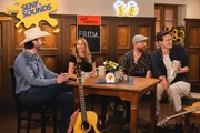Mundart-Pop, Brass oder Volksmusik – der junge Sound aus Bayern wird gehört und gefeiert. Bei einem Wirtshaus-Quiz mit Stammtisch-Vibes nehmen die Hosts Alina Khani (2. von rechts), Noah Hansen und Marcel Ertl Stars und Newcomer dieser bayerischen Musikszene genauer unter die Lupe. Was dabei nicht fehlen darf: Musikalische Acts, Schlagfertigkeit und jede Menge Spaß. Mundart-Pop, Brass oder Volksmusik – der junge Sound aus Bayern wird gehört und gefeiert. Bei einem Wirtshaus-Quiz mit Stammtisch-Vibes nehmen die Hosts Alina Khani (2. von rechts), Noah Hansen und Marcel Ertl Stars und Newcomer dieser bayerischen Musikszene genauer unter die Lupe. Was dabei nicht fehlen darf: Musikalische Acts, Schlagfertigkeit und jede Menge Spaß.