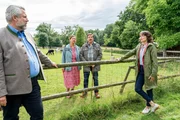 Die Kommissare Stadler (Dieter Fischer, l.) und Andresen (Sophie Melbinger, r.) befragen das Ehepaar Nerlinger: Annegret (Eva Wittenzellner, 2.v.l.) und Hartmut (Georg Veitl, 2.v.r.), die auf dem Hof des Verstorbenen eine Alpakafarm betreiben. Die Kommissare Stadler (Dieter Fischer, l.) und Andresen (Sophie Melbinger, r.) befragen das Ehepaar Nerlinger: Annegret (Eva Wittenzellner, 2.v.l.) und Hartmut (Georg Veitl, 2.v.r.), die auf dem Hof des Verstorbenen eine Alpakafarm betreiben.