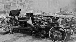 &Uuml;berreste eines ausgebrannten Mercedes nach dem Brand in der Daimler-Fabrik im Juni 1903.