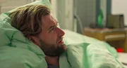 Simon (Thore Lüthje) kommt im Zweibettzimmer mit Mo an seine Grenzen. Doch ein offenes Gespräch schafft Klarheit. Simon (Thore Lüthje) kommt im Zweibettzimmer mit Mo an seine Grenzen. Doch ein offenes Gespräch schafft Klarheit.