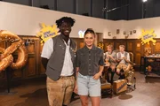 Mundart-Pop, Brass oder Volksmusik – der junge Sound aus Bayern wird gehört und gefeiert. Bei einem Wirtshaus-Quiz mit Stammtisch-Vibes nehmen die Hosts Alina Khani (vorne rechts), Noah Hansen (vorne links) und Marcel Ertl Stars und Newcomer dieser bayerischen Musikszene genauer unter die Lupe. Was dabei nicht fehlen darf: Musikalische Acts, Schlagfertigkeit und jede Menge Spaß. Mundart-Pop, Brass oder Volksmusik – der junge Sound aus Bayern wird gehört und gefeiert. Bei einem Wirtshaus-Quiz mit Stammtisch-Vibes nehmen die Hosts Alina Khani (vorne rechts), Noah Hansen (vorne links) und Marcel Ertl Stars und Newcomer dieser bayerischen Musikszene genauer unter die Lupe. Was dabei nicht fehlen darf: Musikalische Acts, Schlagfertigkeit und jede Menge Spaß.