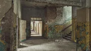 In den heute zerfallenden Gebäuden des Sanatoriums Hohenlychen führte NS-Arzt Karl Gebhardt unmenschliche Experimente an KZ-Häftlingen durch. In den heute zerfallenden Gebäuden des Sanatoriums Hohenlychen führte NS-Arzt Karl Gebhardt unmenschliche Experimente an KZ-Häftlingen durch.