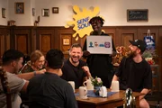 Mundart-Pop, Brass oder Volksmusik – der junge Sound aus Bayern wird gehört und gefeiert. Bei einem Wirtshaus-Quiz mit Stammtisch-Vibes nehmen die Hosts Alina Khani (2. von links), Noah Hansen (2. von rechts) und Marcel Ertl Stars und Newcomer dieser bayerischen Musikszene genauer unter die Lupe. Was dabei nicht fehlen darf: Musikalische Acts, Schlagfertigkeit und jede Menge Spaß. Mundart-Pop, Brass oder Volksmusik – der junge Sound aus Bayern wird gehört und gefeiert. Bei einem Wirtshaus-Quiz mit Stammtisch-Vibes nehmen die Hosts Alina Khani (2. von links), Noah Hansen (2. von rechts) und Marcel Ertl Stars und Newcomer dieser bayerischen Musikszene genauer unter die Lupe. Was dabei nicht fehlen darf: Musikalische Acts, Schlagfertigkeit und jede Menge Spaß.